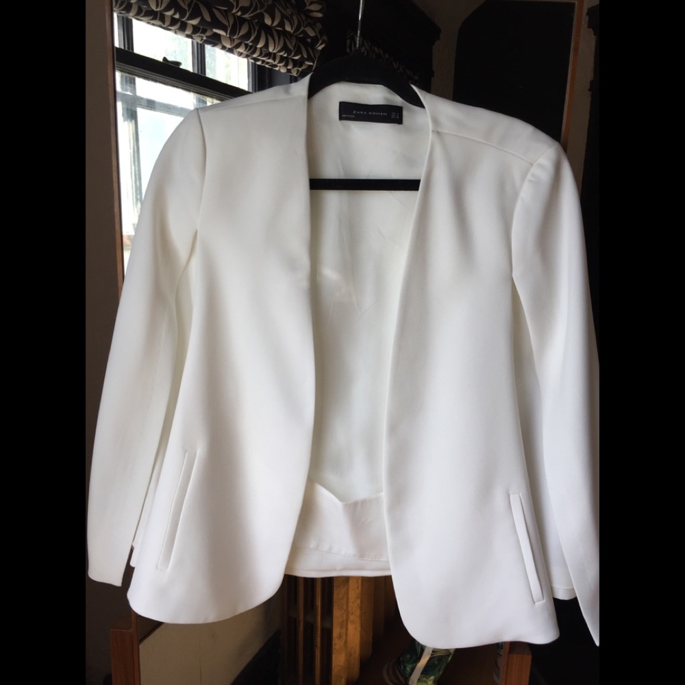 White cape sleeveless swing blazer